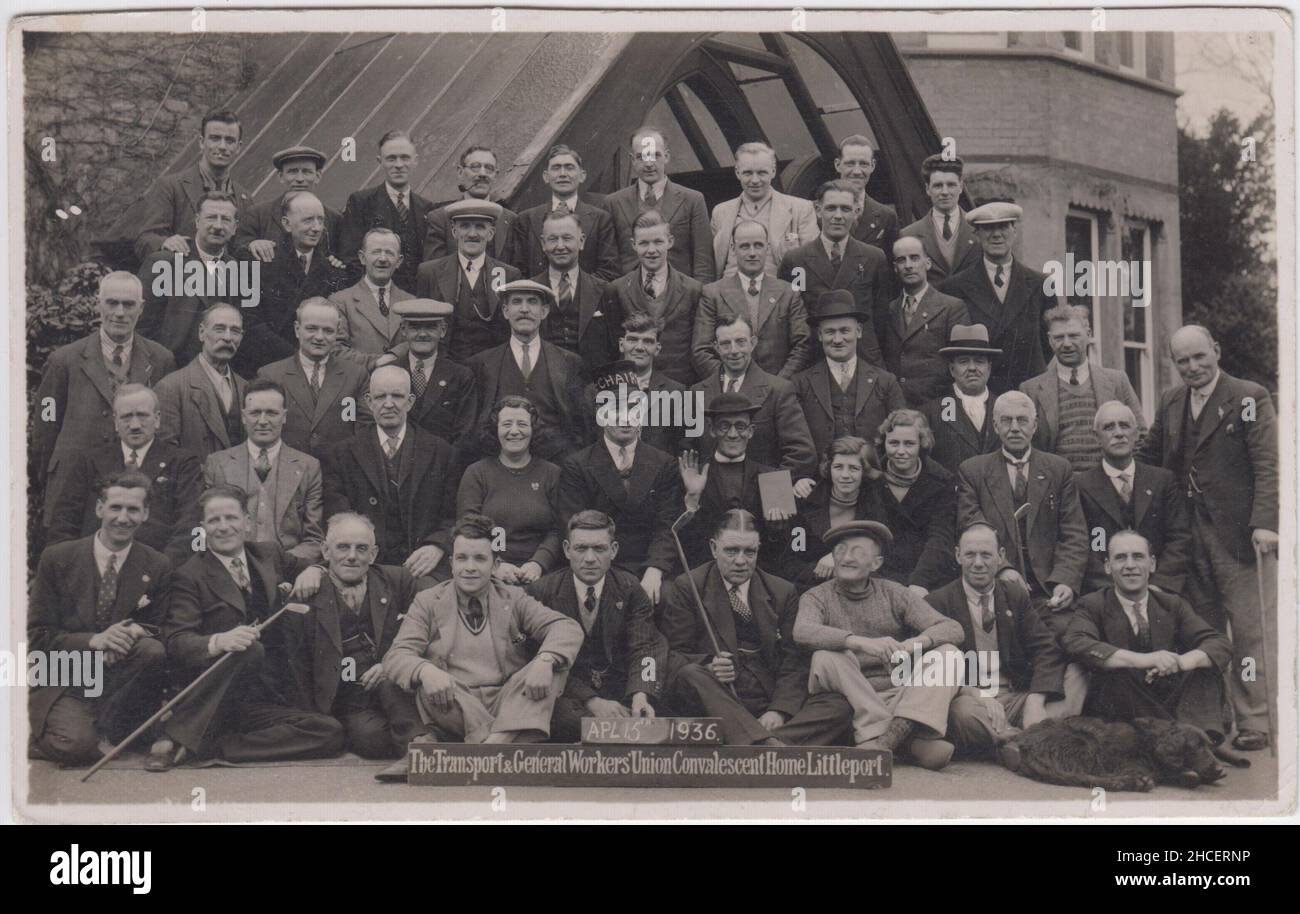 The Transport and General Workers' Union Convalescent Home, Littleport, 15. April 1936. Gruppe von Menschen außerhalb des Hauses, einschließlich Patienten. Mehrere haben Golfschläger, ein paar Leute sind in schickes Kleid und ein Hund liegt vor der Gruppe Stockfoto