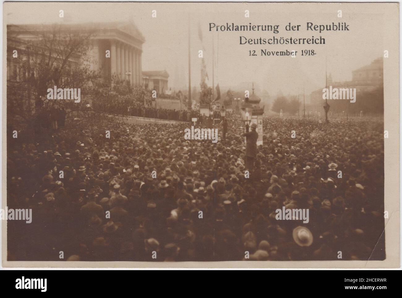 Proklamation der Republik Deutschösterreich / Proklamation der Republik Österreich, 12. November 1918: Große Menschenmenge vor dem parlamentsgebäude in Wien Stockfoto
