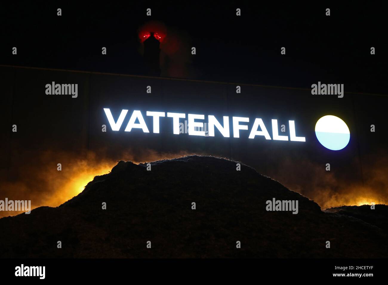 Das KWK-Werk von Vattenfall in Motala, Schweden, das während der Kälte unter hohem Druck läuft. Der in Motala verwendete Brennstoff besteht hauptsächlich aus Biomasse, die von mehreren Lieferanten in unmittelbarer Nähe der Anlage bezogen wird. Stockfoto