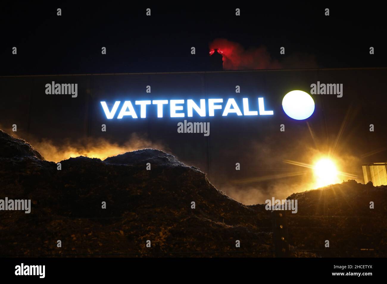 Das KWK-Werk von Vattenfall in Motala, Schweden, das während der Kälte unter hohem Druck läuft. Der in Motala verwendete Brennstoff besteht hauptsächlich aus Biomasse, die von mehreren Lieferanten in unmittelbarer Nähe der Anlage bezogen wird. Stockfoto