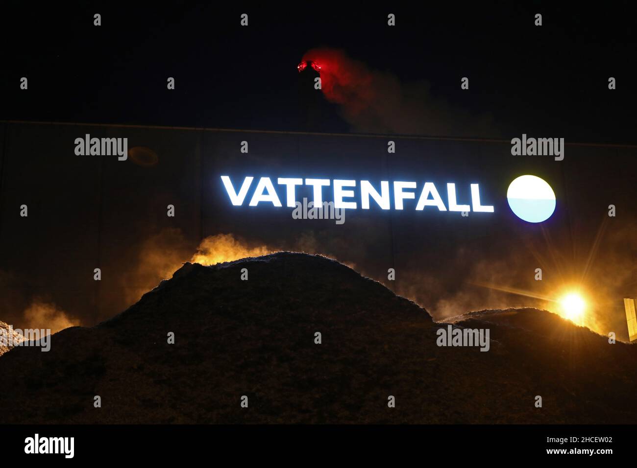 Das KWK-Werk von Vattenfall in Motala, Schweden, das während der Kälte unter hohem Druck läuft. Der in Motala verwendete Brennstoff besteht hauptsächlich aus Biomasse, die von mehreren Lieferanten in unmittelbarer Nähe der Anlage bezogen wird. Stockfoto