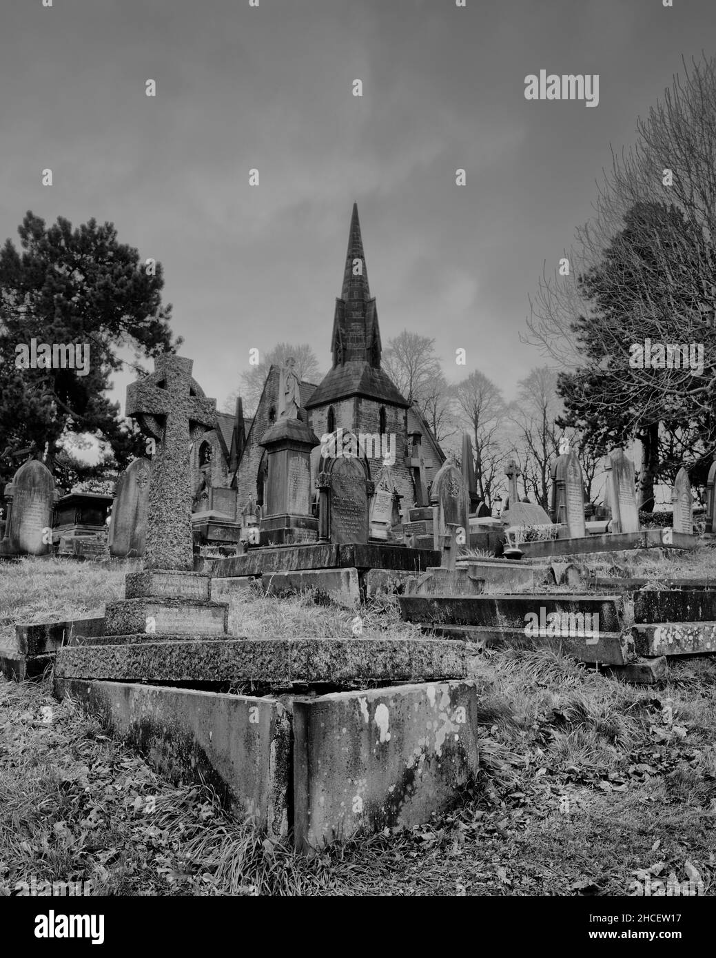 Moody schwarz-weiß Bild zeigt Gräber Steine und Kapelle, Spital Friedhof, Chesterfield Stockfoto