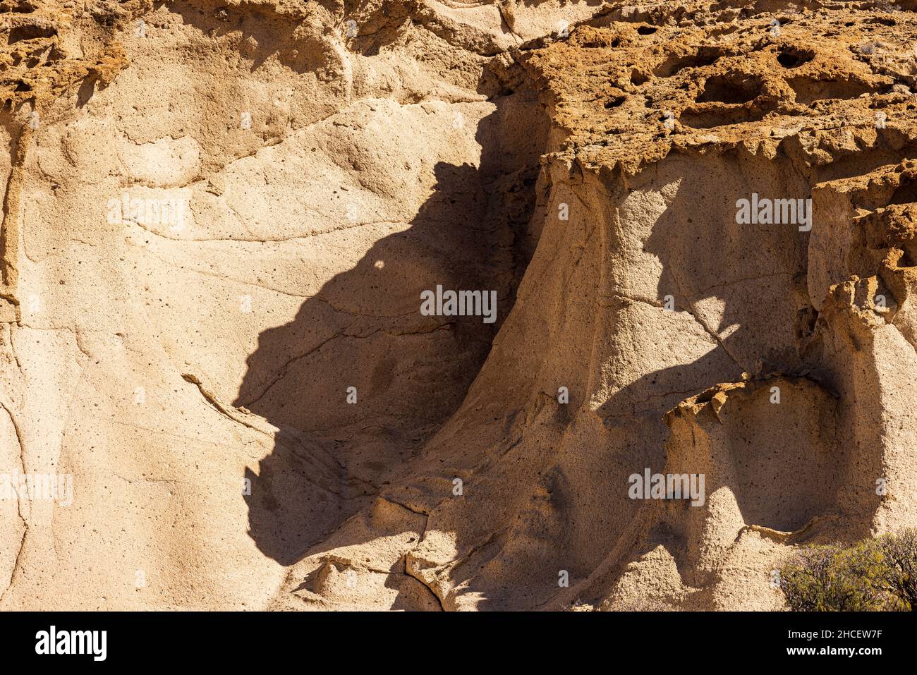 Großer Katzenschatten, der durch Felsformen in einem Bereich aus windverwittertem Bimsstein gebildet wird, der als Naturdenkmal von Los Derriscaderos in Granadilla, Teneriffa, bekannt ist Stockfoto
