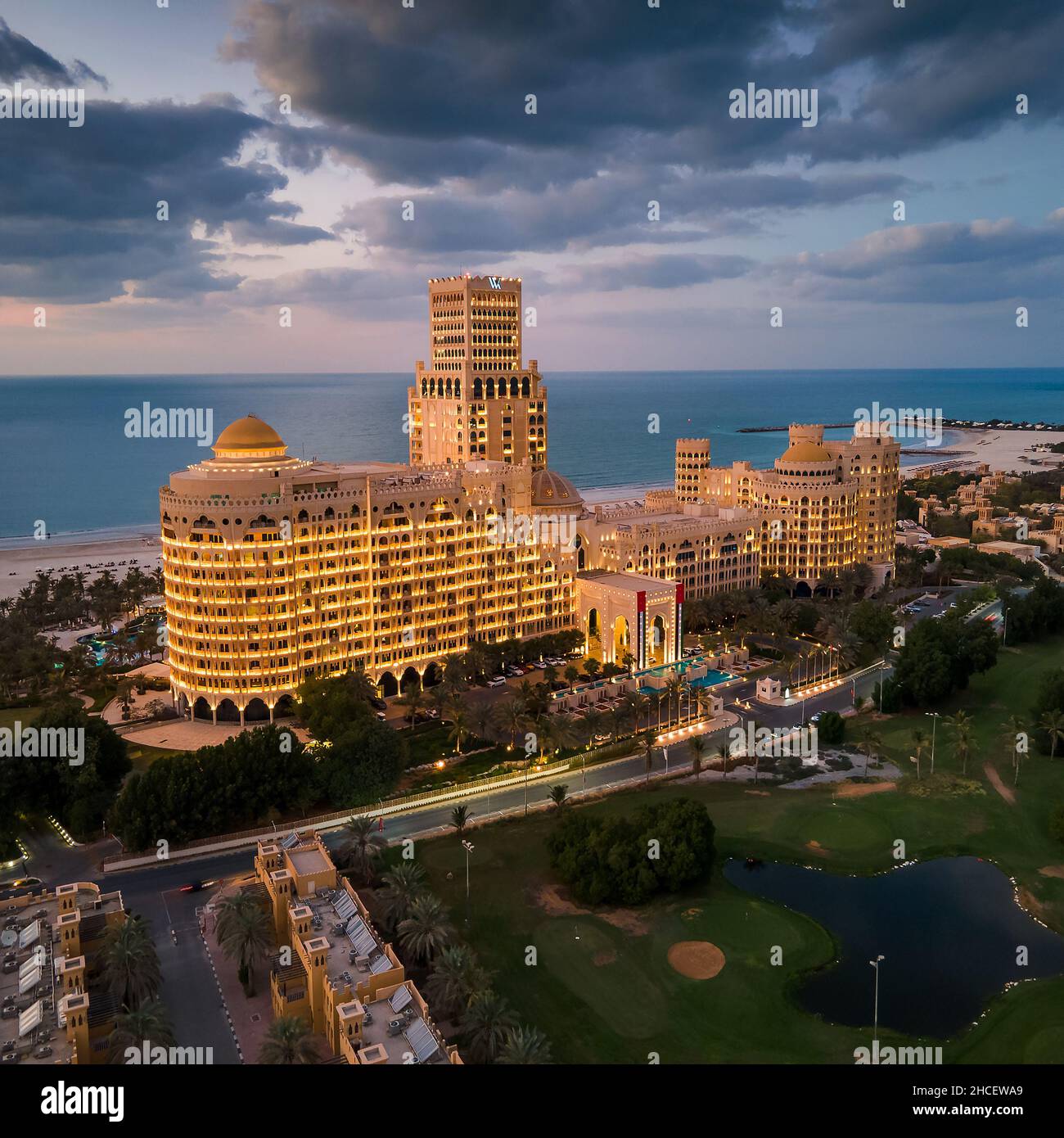 RAS Al Khaimah, Vereinigte Arabische Emirate - 4. Dezember 2021: Waldorf Astoria Hotel und Resort in Ras al Khaimah in der Nähe von Al Hamra Dorf Luftaufnahme an der Sonne Stockfoto