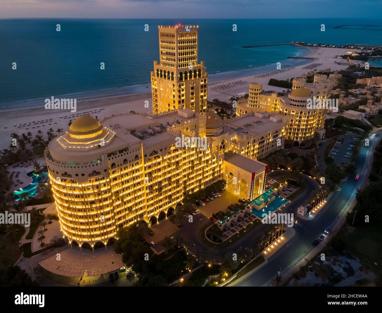 RAS Al Khaimah, Vereinigte Arabische Emirate - 4. Dezember 2021: Waldorf Astoria Hotel und Resort in Ras al Khaimah in der Nähe von Al Hamra Dorf Luftbild in blau Stockfoto