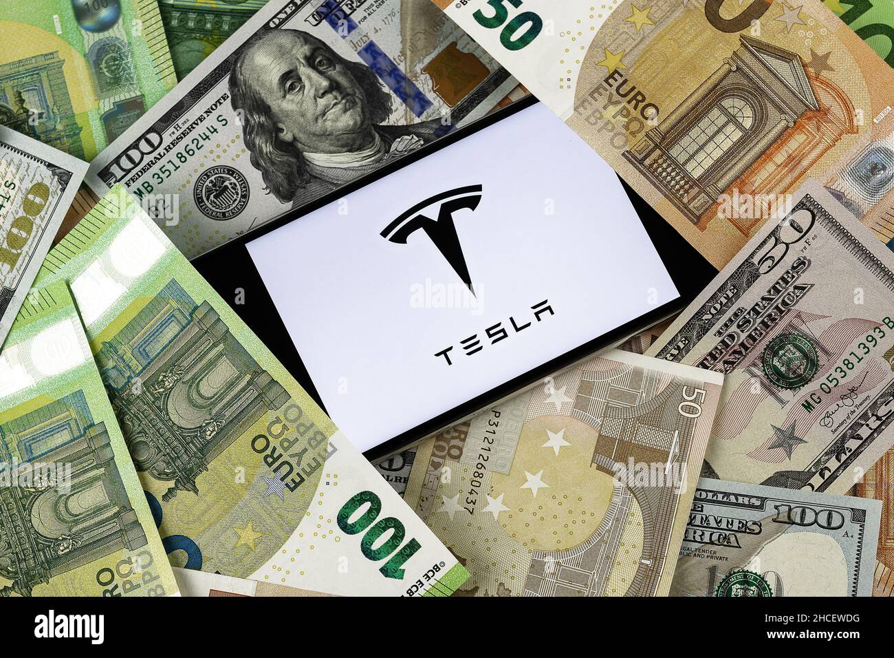 Tesla-Unternehmensredaktion. Illustratives Foto für Nachrichten über Tesla - ein Unternehmen für Elektrofahrzeuge und saubere Energie Stockfoto