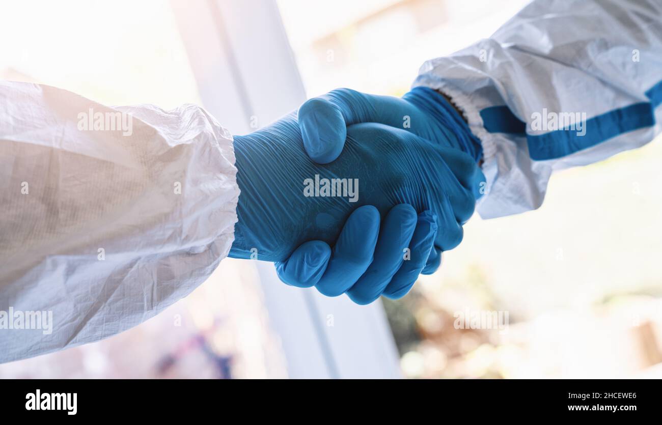 Reinigungs- oder Ärztehandschlag. Erfolgreiches medizinisches Händeschütteln nach der Coronavirus-Epidemie (Coivd-19). Geschäftspartnerschaft medizinisches Konzeptbild Stockfoto