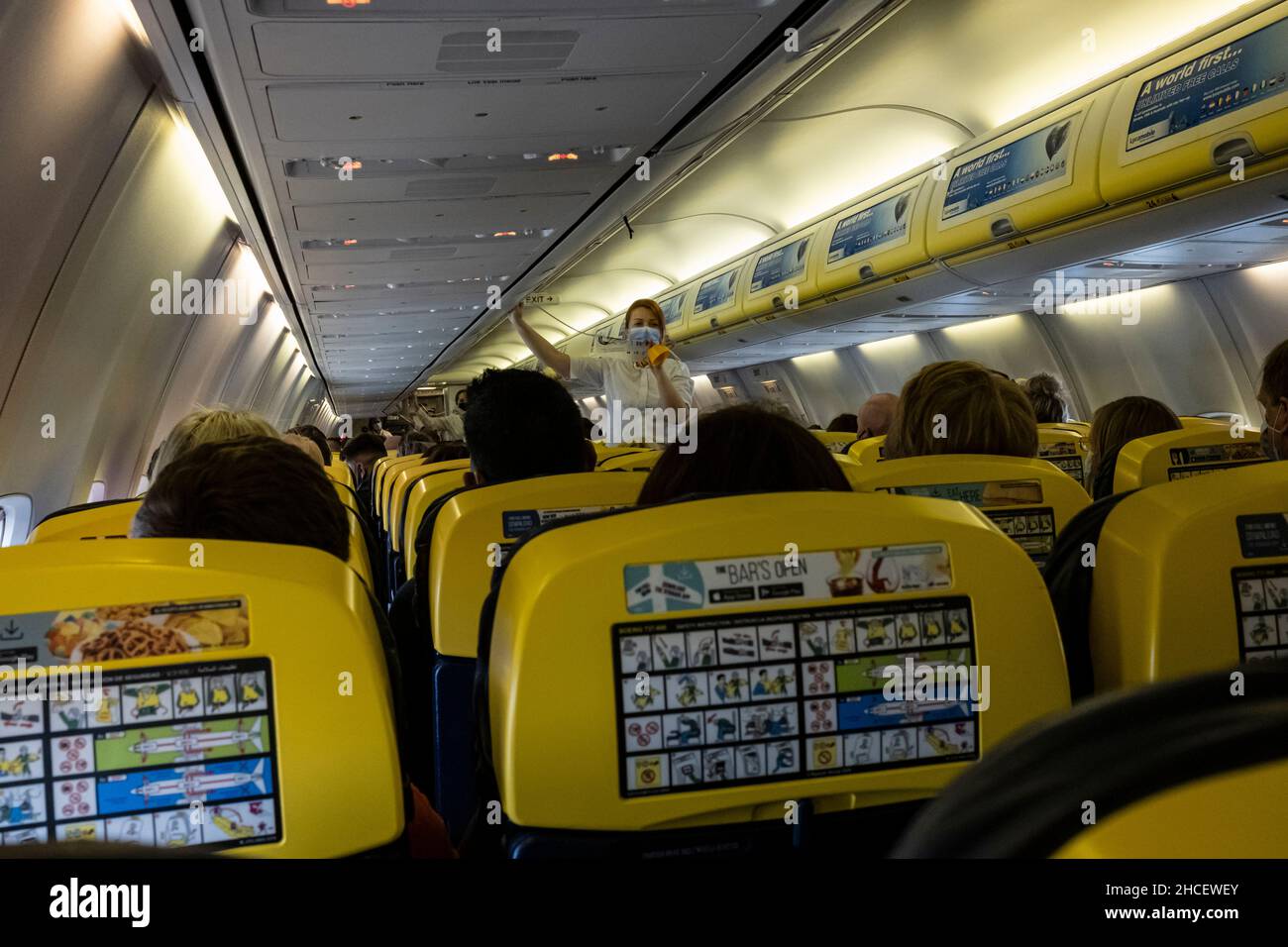 Das Kabinenpersonal führt die Sicherheitsdemonstration an Bord eines Ryanair-Fluges, des Airbus A380, durch Stockfoto