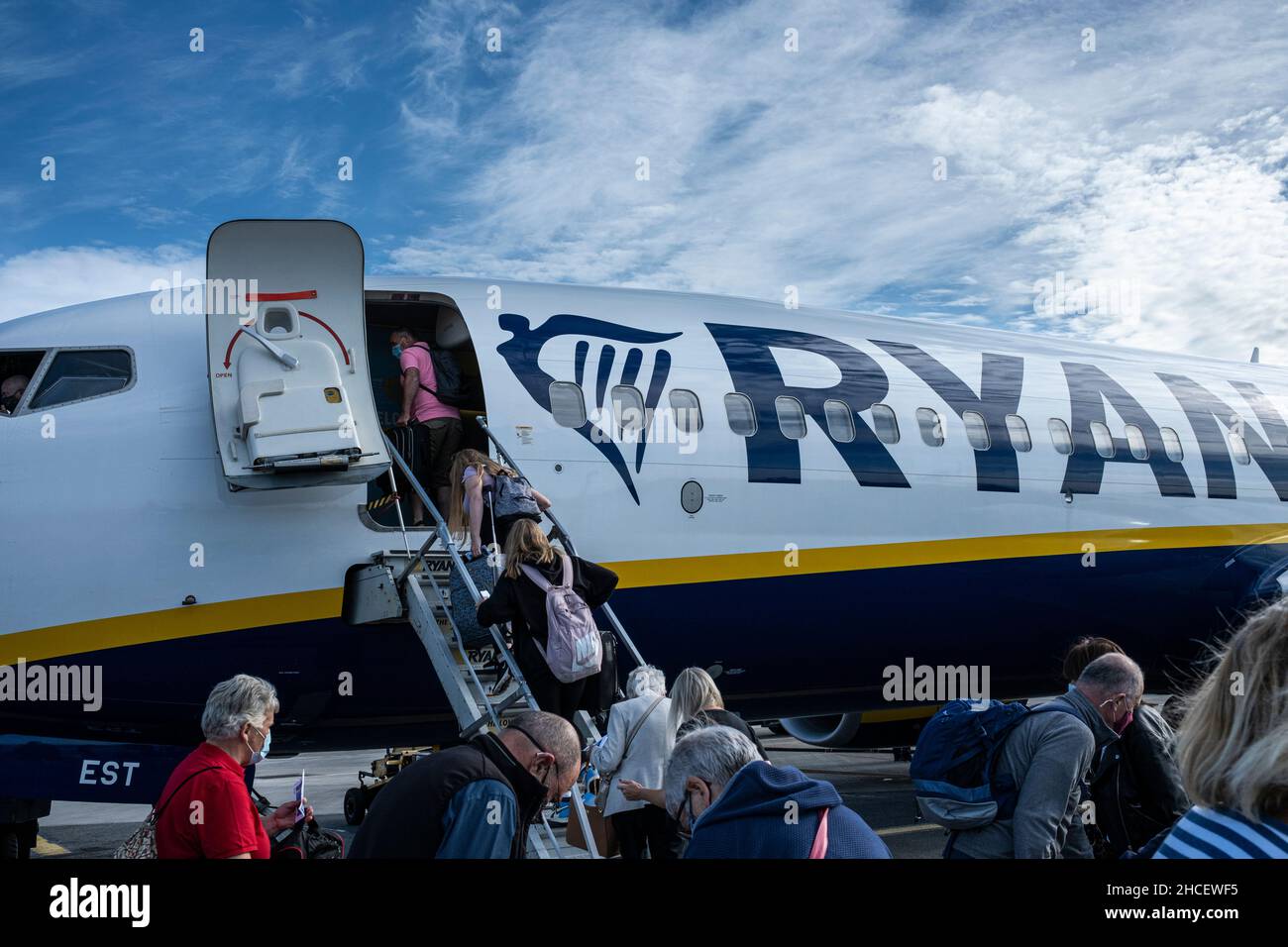 Passagiere, die am Flughafen Dublin, Dublin, Irland, ein Ryanair-Flugzeug auf der Asphaltbahn besteigen Stockfoto