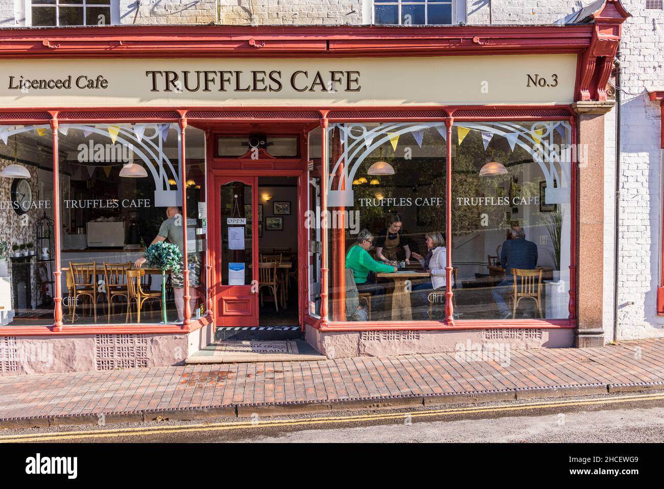 Truffes Cafe Fassade mit Dinern im Dorf Ironbridge, Telford, Shropshire, England Stockfoto