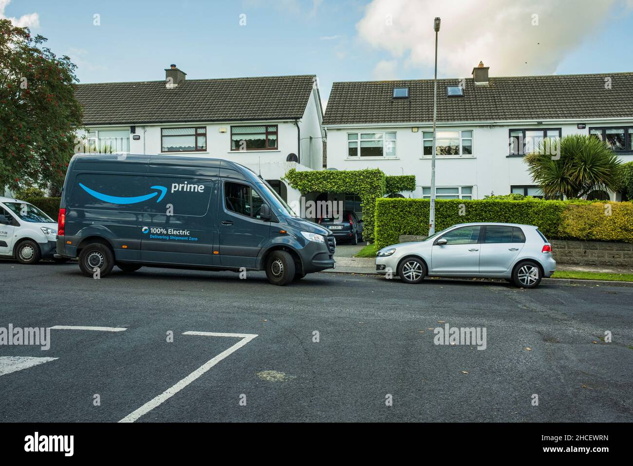 Mercedes Benz eSprinter 100% Elektro-Van mit Amazon Prime-Logo, der an die  Häuser im irischen Vorort Tallaght in Dublin geliefert wird Stockfotografie  - Alamy