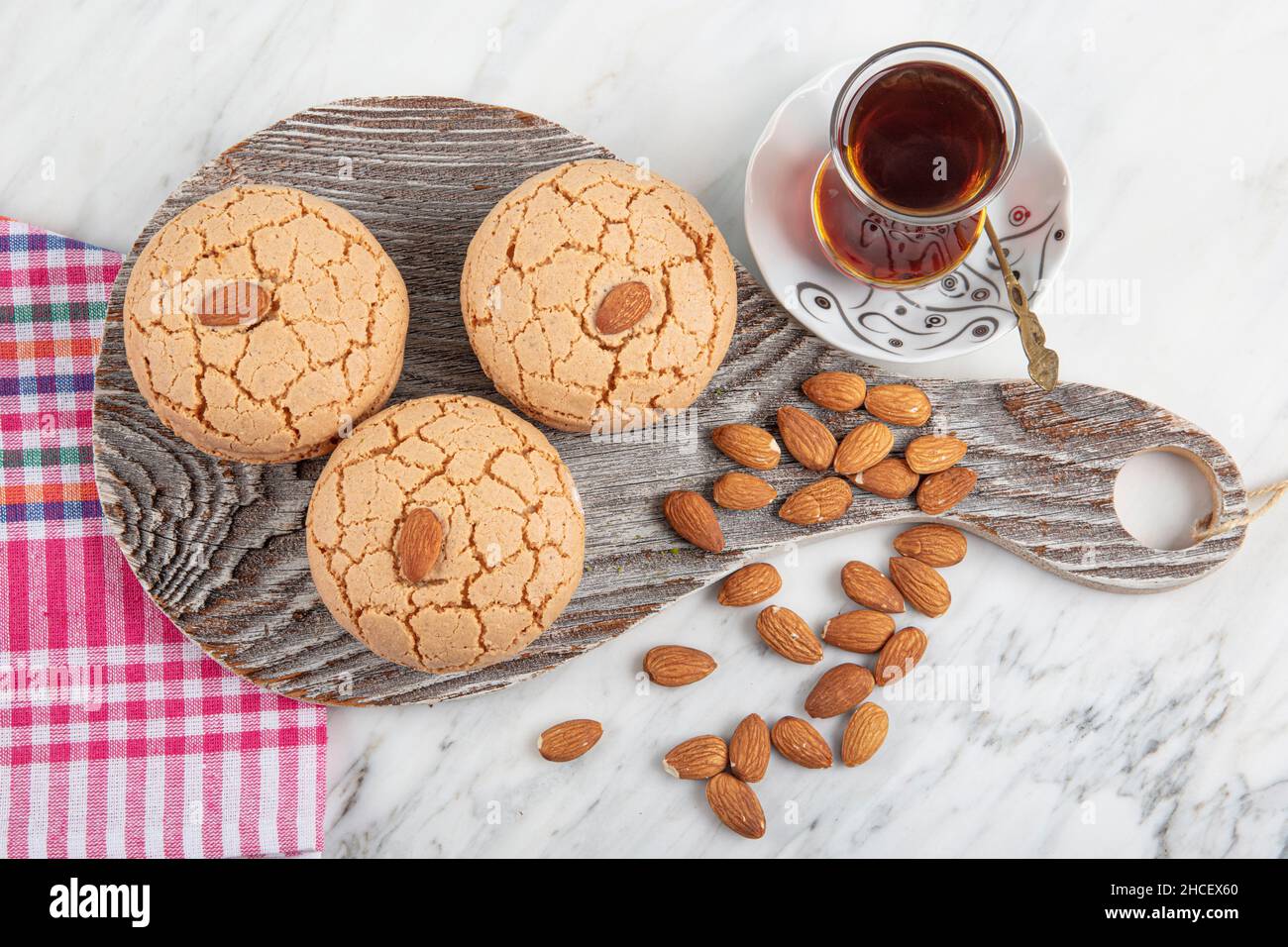 Bittere MandelbutterKekse. Acibadem kurabiyesi ist ein traditioneller