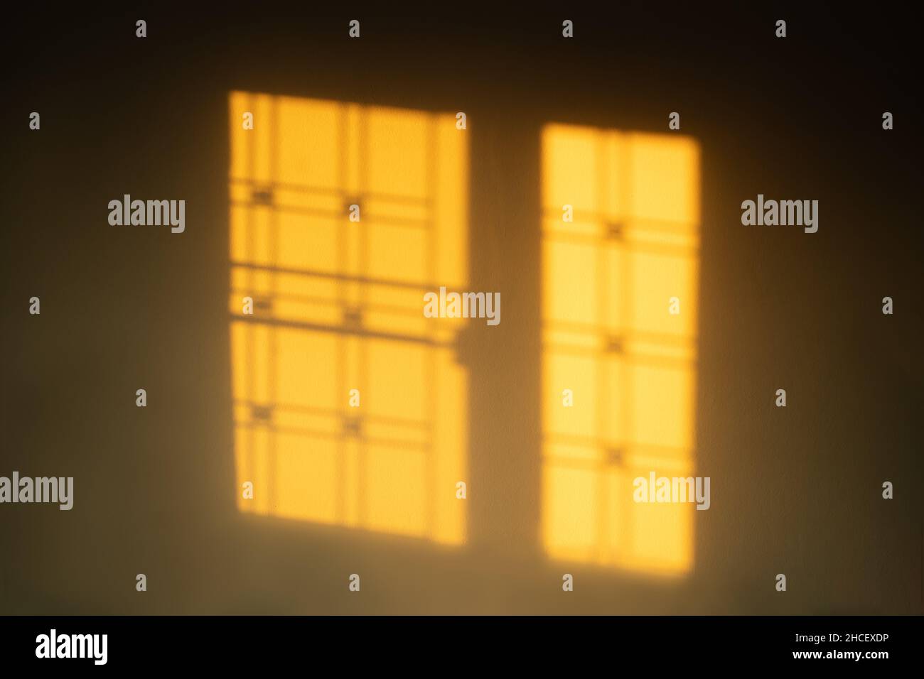 Licht aus einem Fenster an der Wand Stockfoto