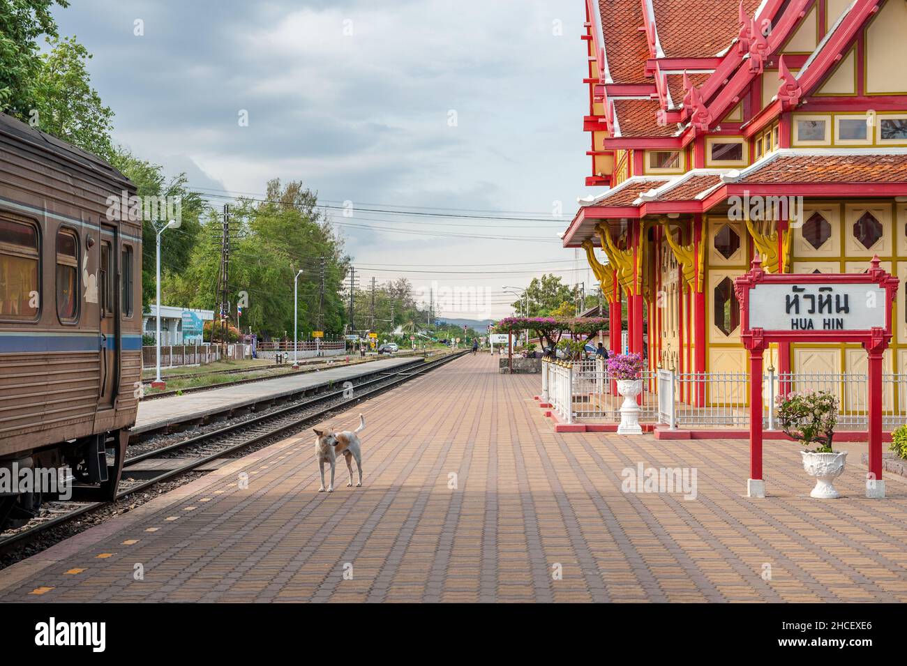 Der berühmte Bahnhof Hua hin. Hua hin ist ein altes Fischerdorf, das zu einem der ersten und beliebtesten Reiseziele in Thailand wurde. Stockfoto