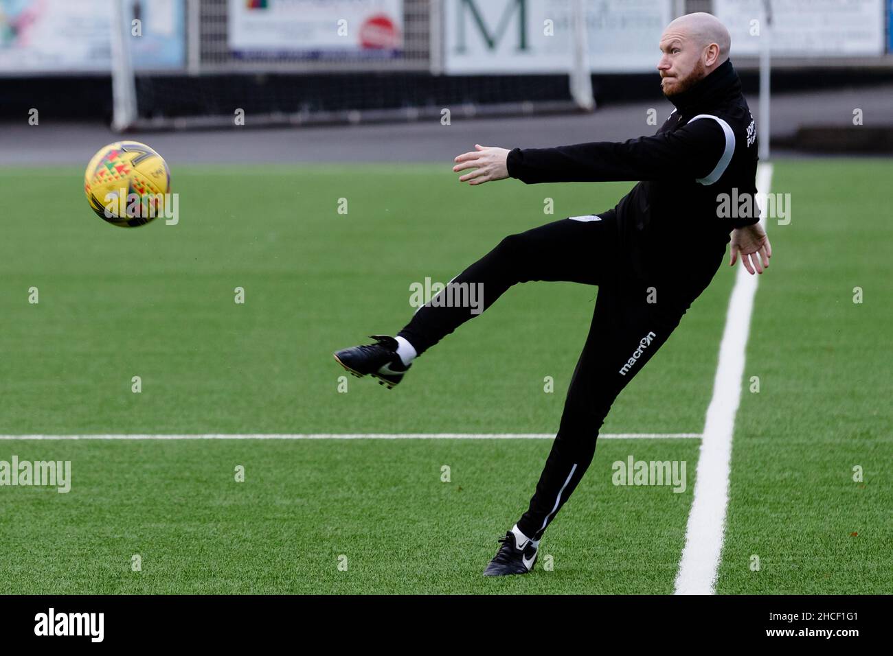 MERTHYR TYDFIL, WALES - 27. DEZEMBER 2021: Die Southern League Premier Division South zwischen Merthyr Town FC und Yate Town FC im Penydarren Park Stockfoto