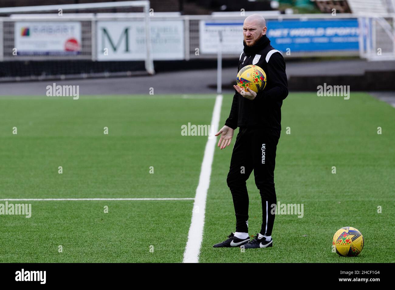 MERTHYR TYDFIL, WALES - 27. DEZEMBER 2021: Die Southern League Premier Division South zwischen Merthyr Town FC und Yate Town FC im Penydarren Park Stockfoto