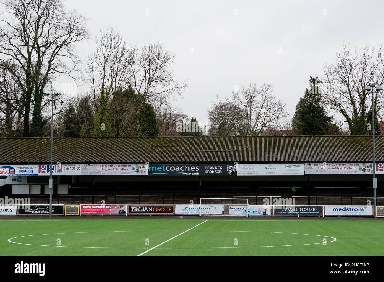 MERTHYR TYDFIL, WALES - 27. DEZEMBER 2021: Gesamtansicht während der Southern League Premier Division South zwischen Merthyr Town FC und Yate Town F Stockfoto