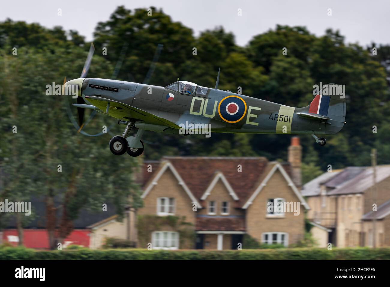 Supermarine Spitfire VC 'AR501' (G-AWII) in der Luft auf der Shuttleworth Familiy Air Show am 1st. August 2021 Stockfoto