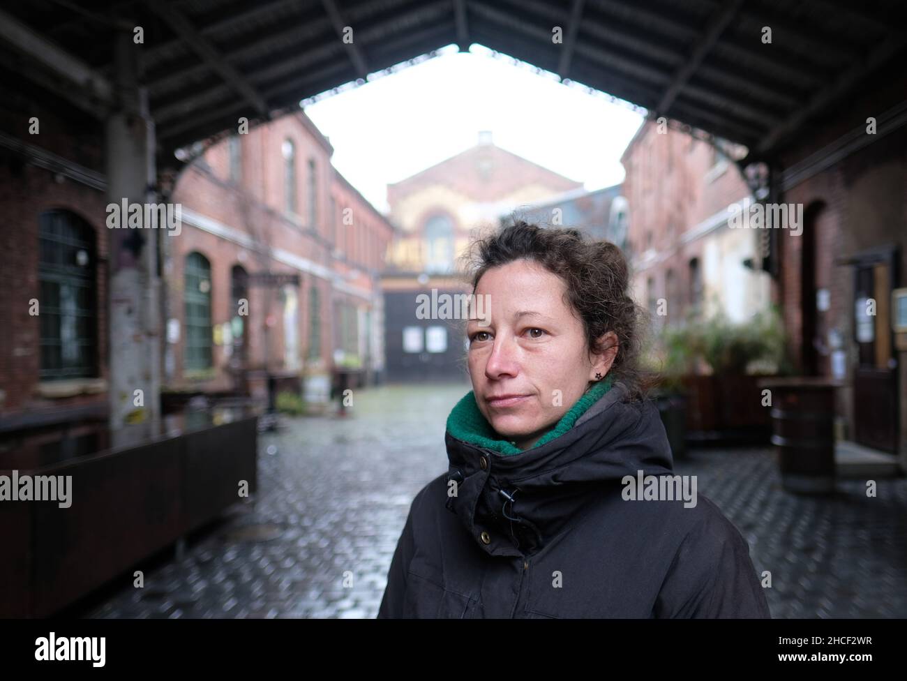 Leipzig, Deutschland. 13th Dez 2021. Antje Hamel, Mitarbeiterin des Kulturzentrums Werk zwei. In normalen Zeiten sind die Clubs am Silvesterabend bis zum Platzen voll - in diesem Jahr müssen die Betreiber aufgrund der Corona auf Gäste verzichten. (An dpa-KORR 'Clubs, Kultur und Corona: Musikveranstaltungen vor dem Ende?') Quelle: Sebastian Willnow/dpa-Zentralbild/dpa/Alamy Live News Stockfoto