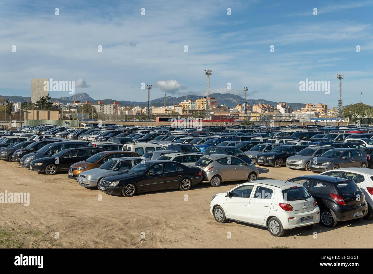 Palma de Mallorca, Spanien; 27 2021. dezember: Kommunaler Parkplatz für Autos mit Bußgeld, beschlagnahmt von der Polizei. Palma de Mallorca, Spanien Stockfoto