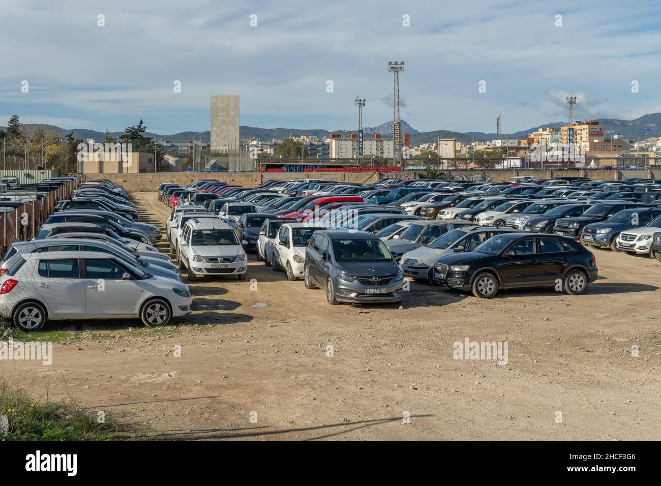 Palma de Mallorca, Spanien; 27 2021. dezember: Kommunaler Parkplatz für Autos mit Bußgeld, beschlagnahmt von der Polizei. Palma de Mallorca, Spanien Stockfoto