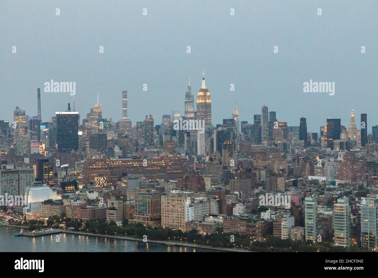 New York City USA Luftaufnahme von Midtown Manhattan in der Abenddämmerung Stockfoto