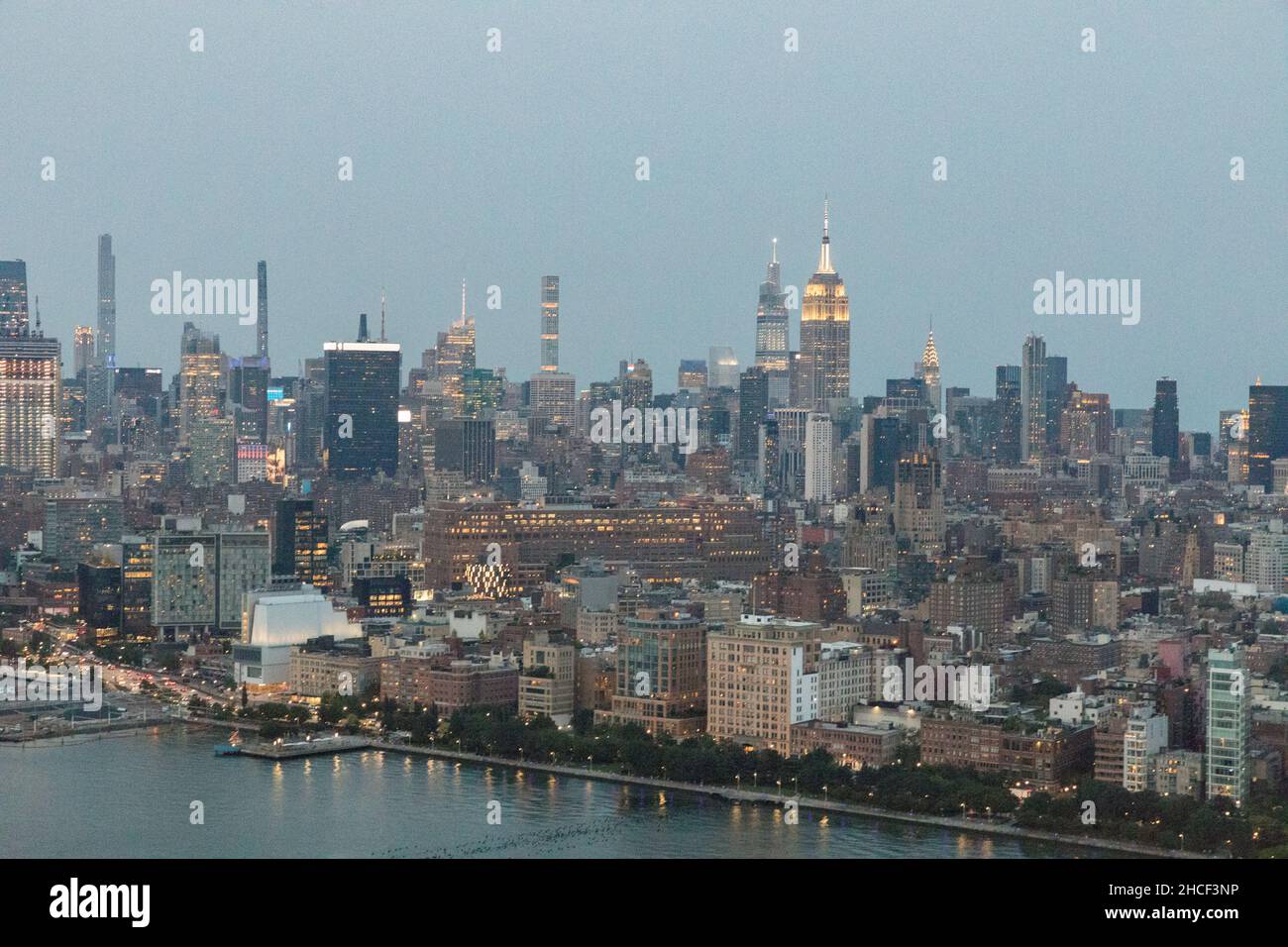 New York City USA Luftaufnahme von Midtown Manhattan in der Abenddämmerung Stockfoto