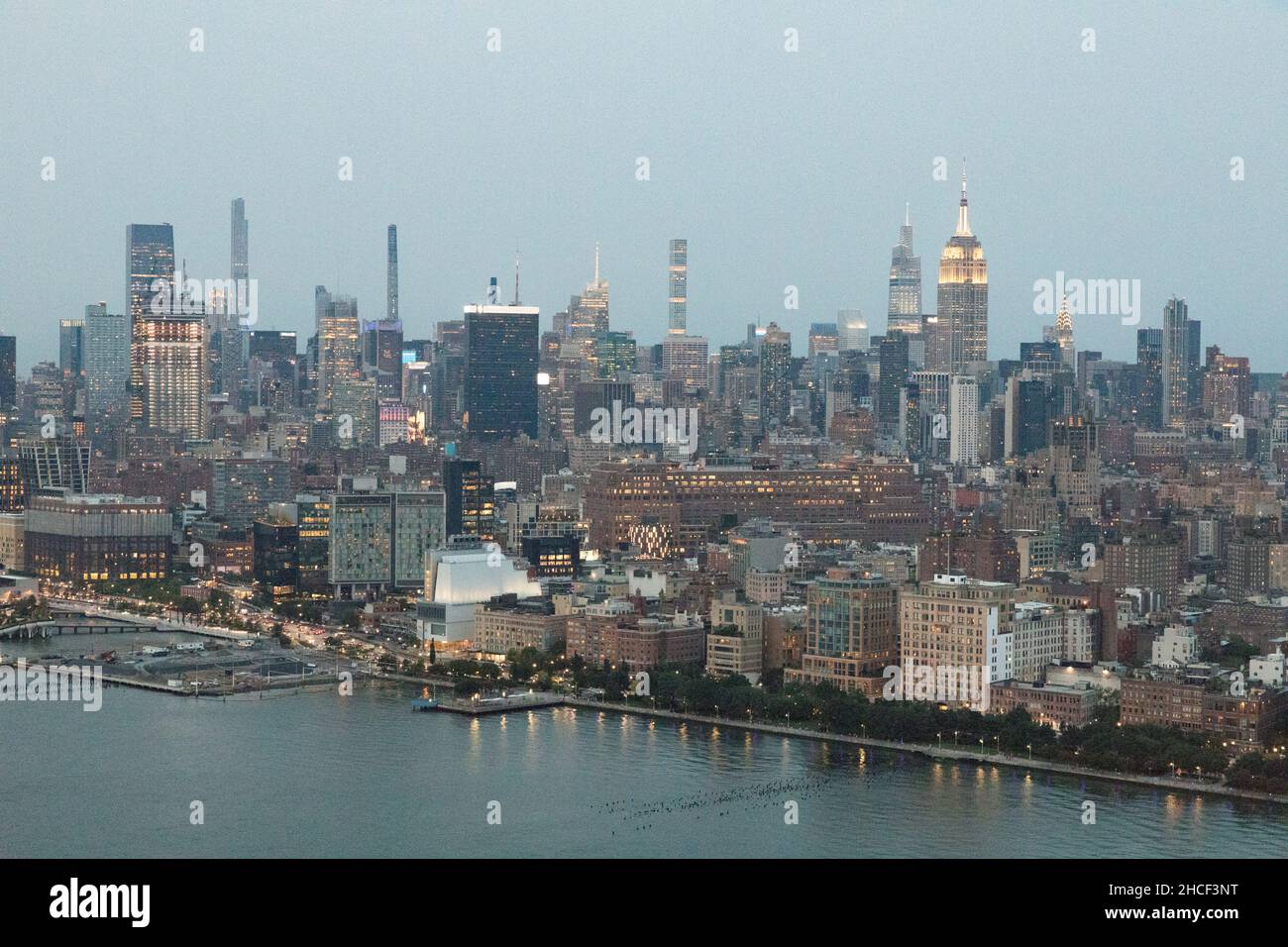 New York City USA Luftaufnahme von Midtown Manhattan in der Abenddämmerung Stockfoto