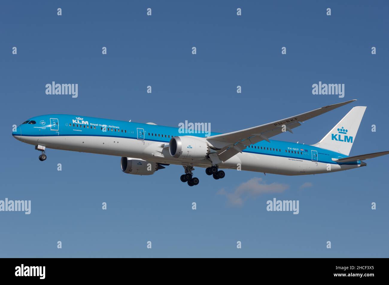 KLM Royal Dutch Airlines Boeing 787-10 Dreamliner mit der Registrierung PH-BKF beim Endanflug am Flughafen Los Angeles. Stockfoto