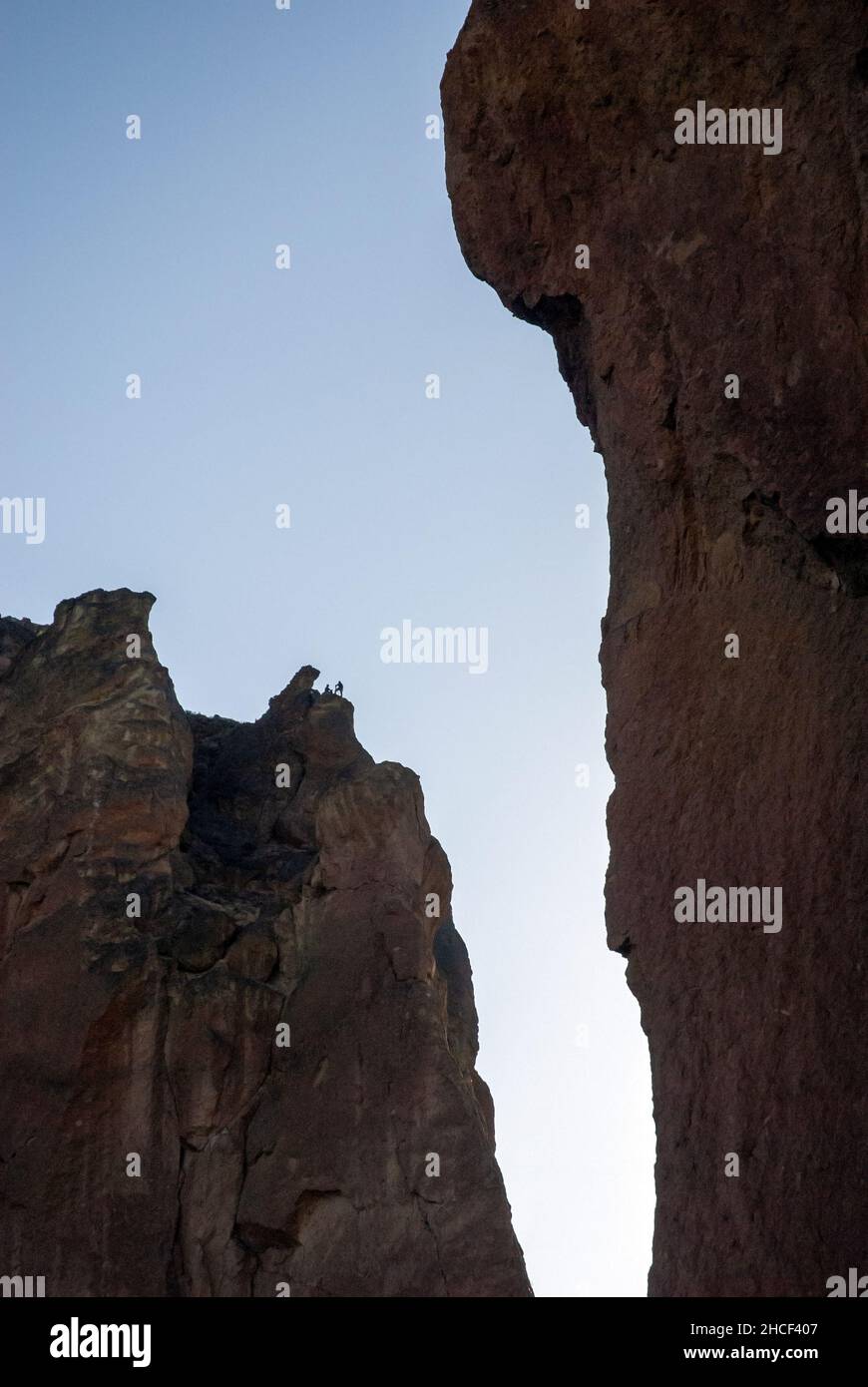 Kletterer in Silhouette auf Bergrücken. Smith Rock State Park, Oregon Stockfoto