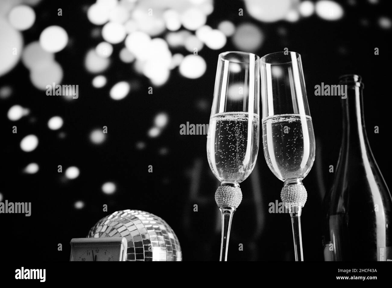 Happy New Year Champagner Gläser und Feuerwerk Feier Hintergrund Stockfoto