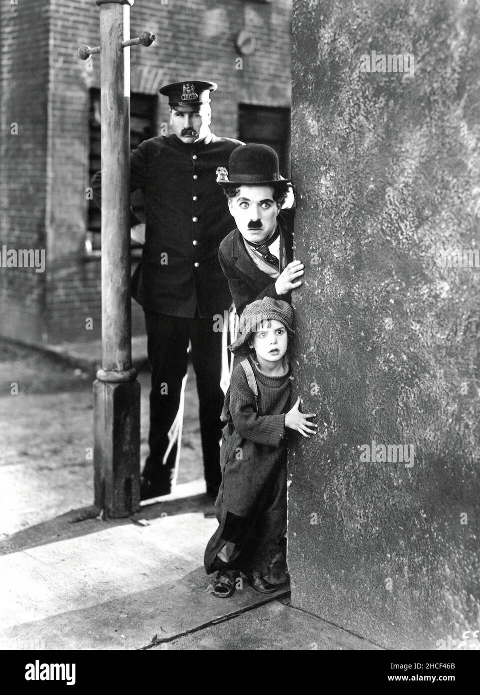 The Kid mit Charlie Chaplin als Tramp, Jackie Coogan als Child und Tom Wilson als Cop - 1921 Stockfoto