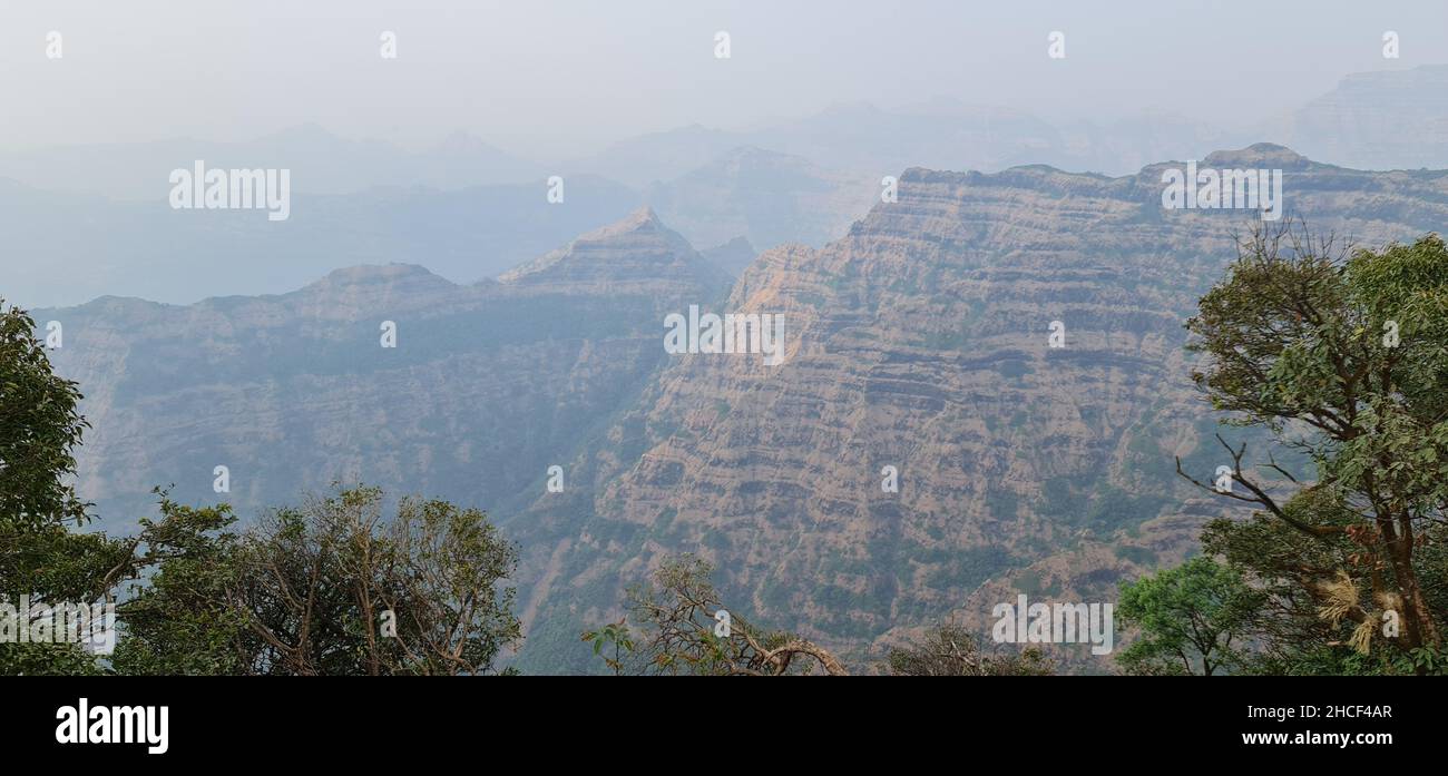 Faszinierende Ansicht der Mahabaleshwar-Reihe westlicher Ghats einschließlich Pratapgad, Koleshwar, Raireshwar und Chandragad von Marjorie Point, Mahabalesh Stockfoto