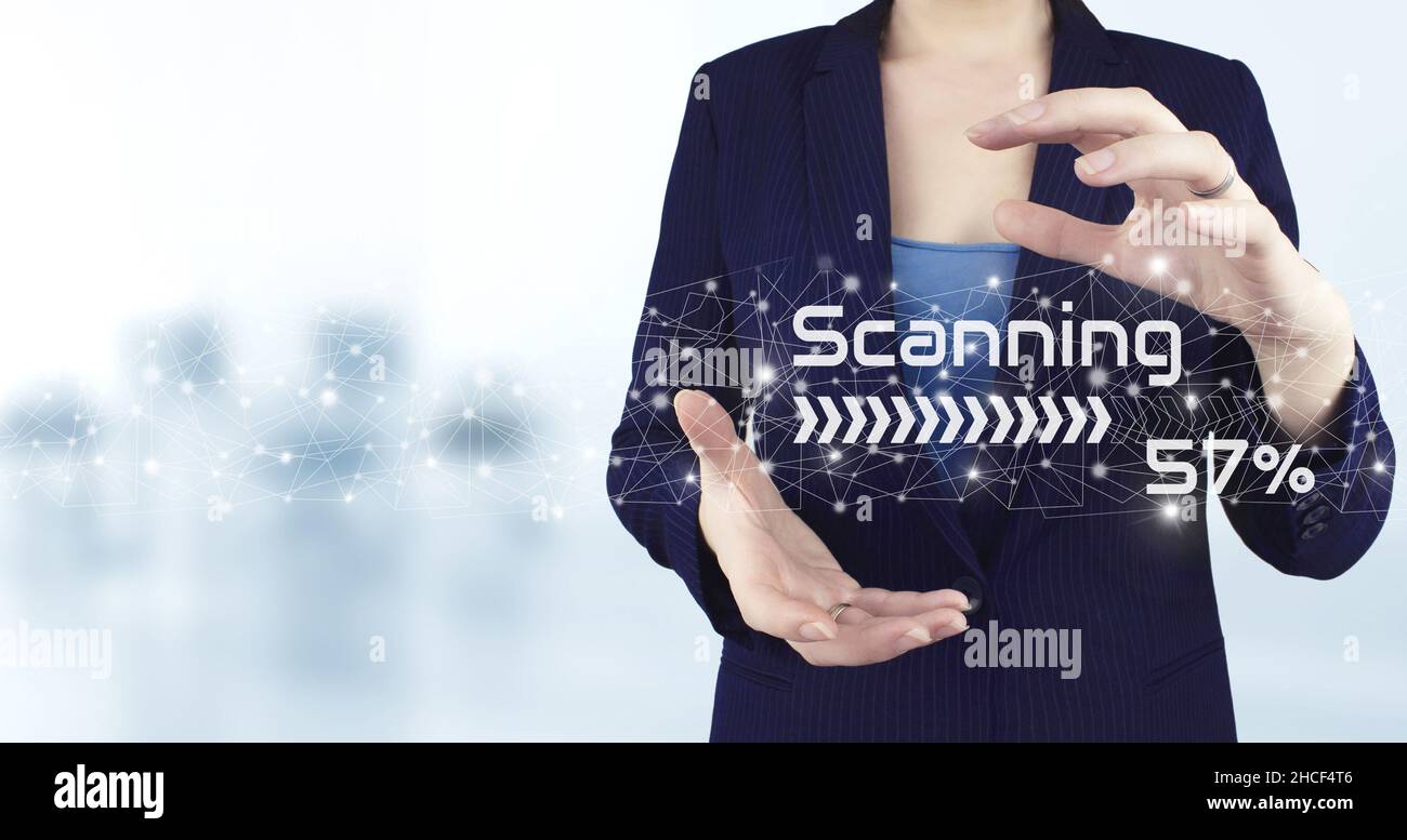 Futuristisches und technologisches Scannen. Symbol des virtuellen holografischen Scanners mit zwei Händen und hellem unscharfem Hintergrund. Cybersicherheit und Datenschutz Stockfoto