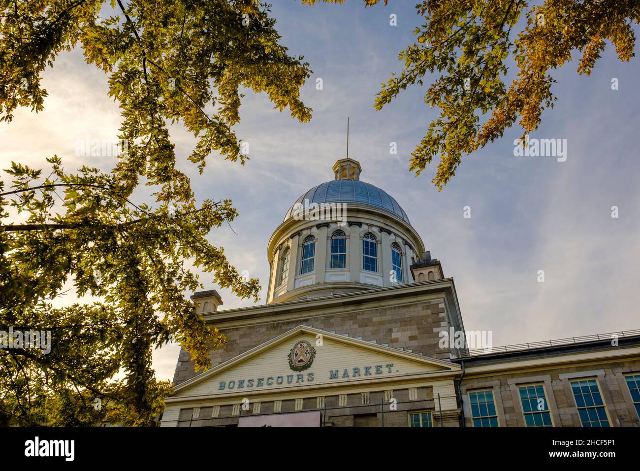 Kuppel und Fassade von Marché Bonsecours, Bonsecours Market, National Historic Site of Canada in the Fall, Vieux Montreal, Quebec, Kanada Stockfoto