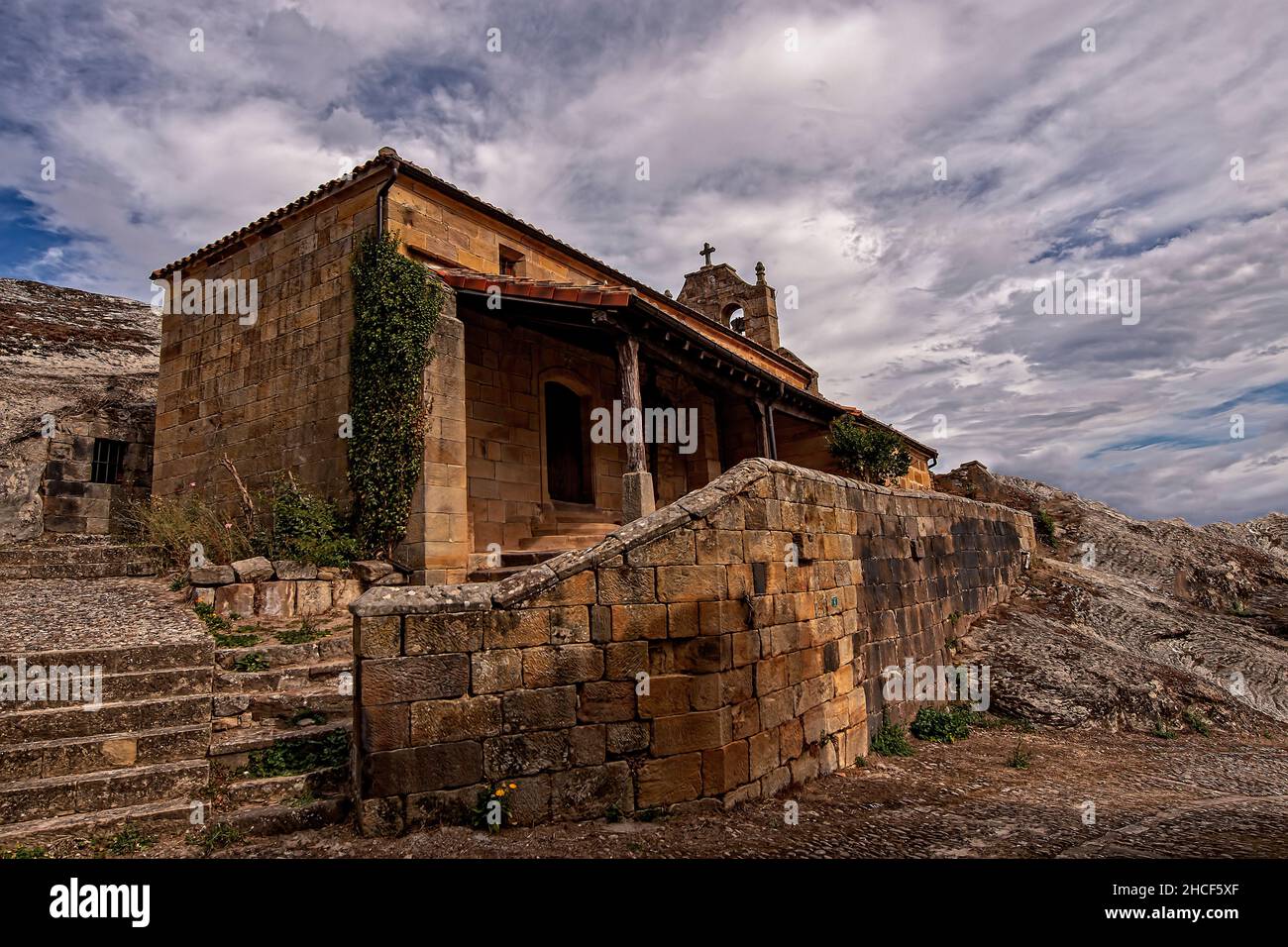 Romanische Kirche von San Millan in Campoo de Ebro Stockfoto