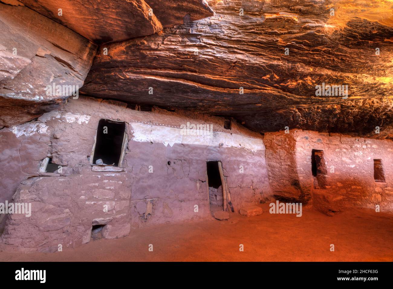 Die Wände eines Wohnraumes in einer Klippe im Inneren eines Flurs unterhalb eines hüpfend beleuchteten Klippendachs im Moon House im McCloyd Canyon tragen die Ohren des National Monu Stockfoto