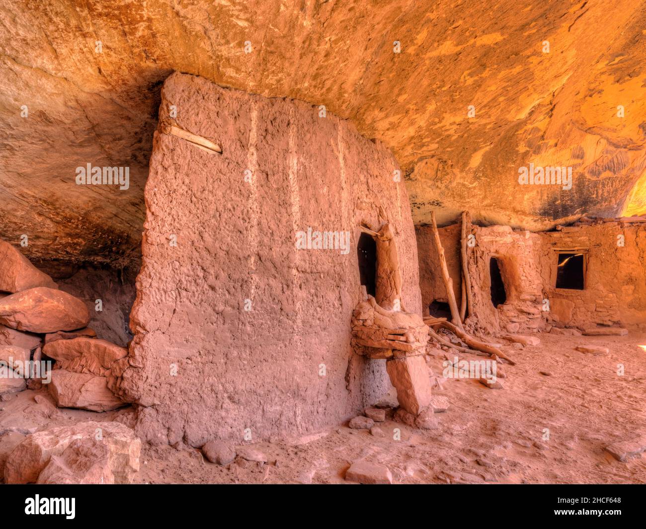 Die Wände der Klippenwohnzimmer aus Wasserton- und Taubbbentechniken im Moon House im McCloyd Canyon, Bears Ears National Monument. Stockfoto