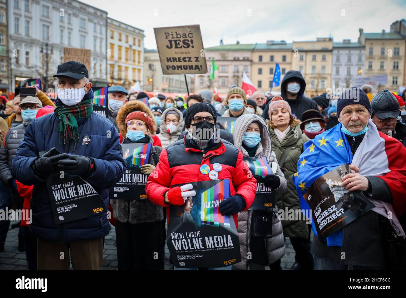 Demonstranten, die Schutzmasken tragen und Banner halten, die für die Pressefreiheit eintreten, während eines Protestes gegen ein Gesetz, das die eigenen Medienunternehmen einschränkt Stockfoto