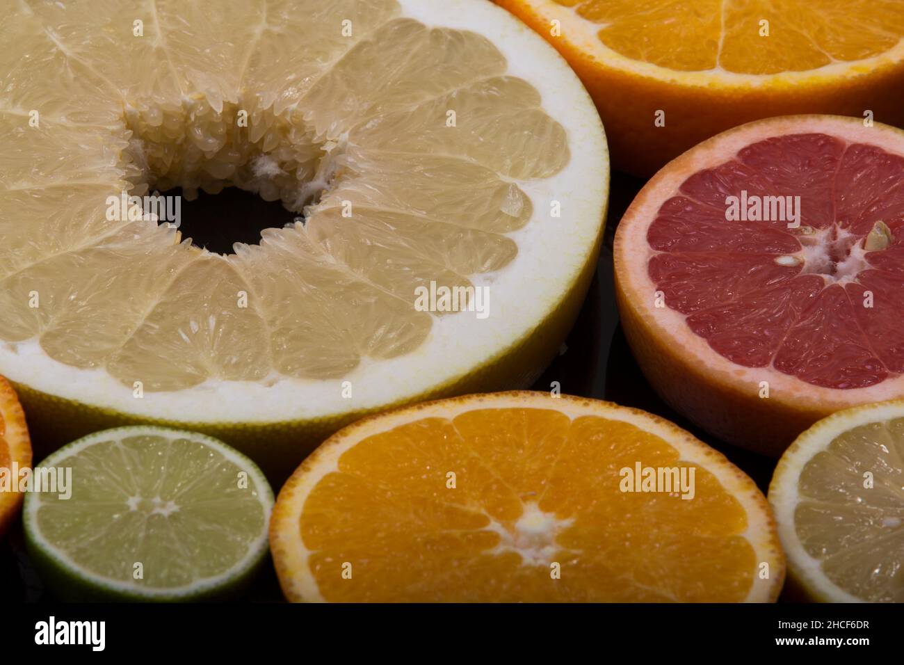 Sorten von frischen Zitrusfrüchten Scheiben auf dem Tisch Stockfoto