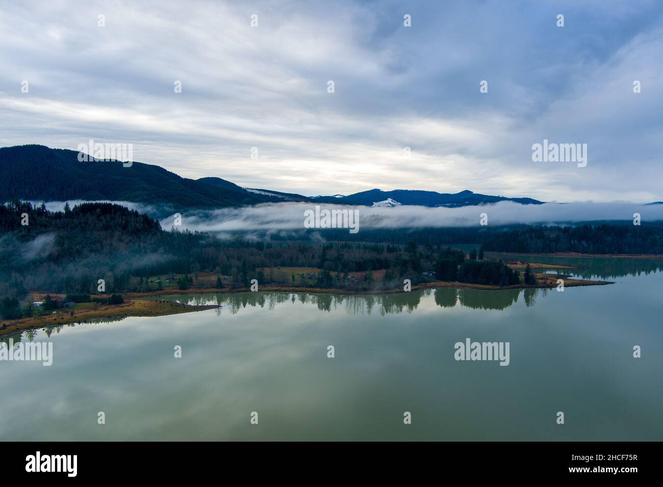 Erle Lake und die Cascade Mountains im Bundesstaat Washington im Dezember Stockfoto