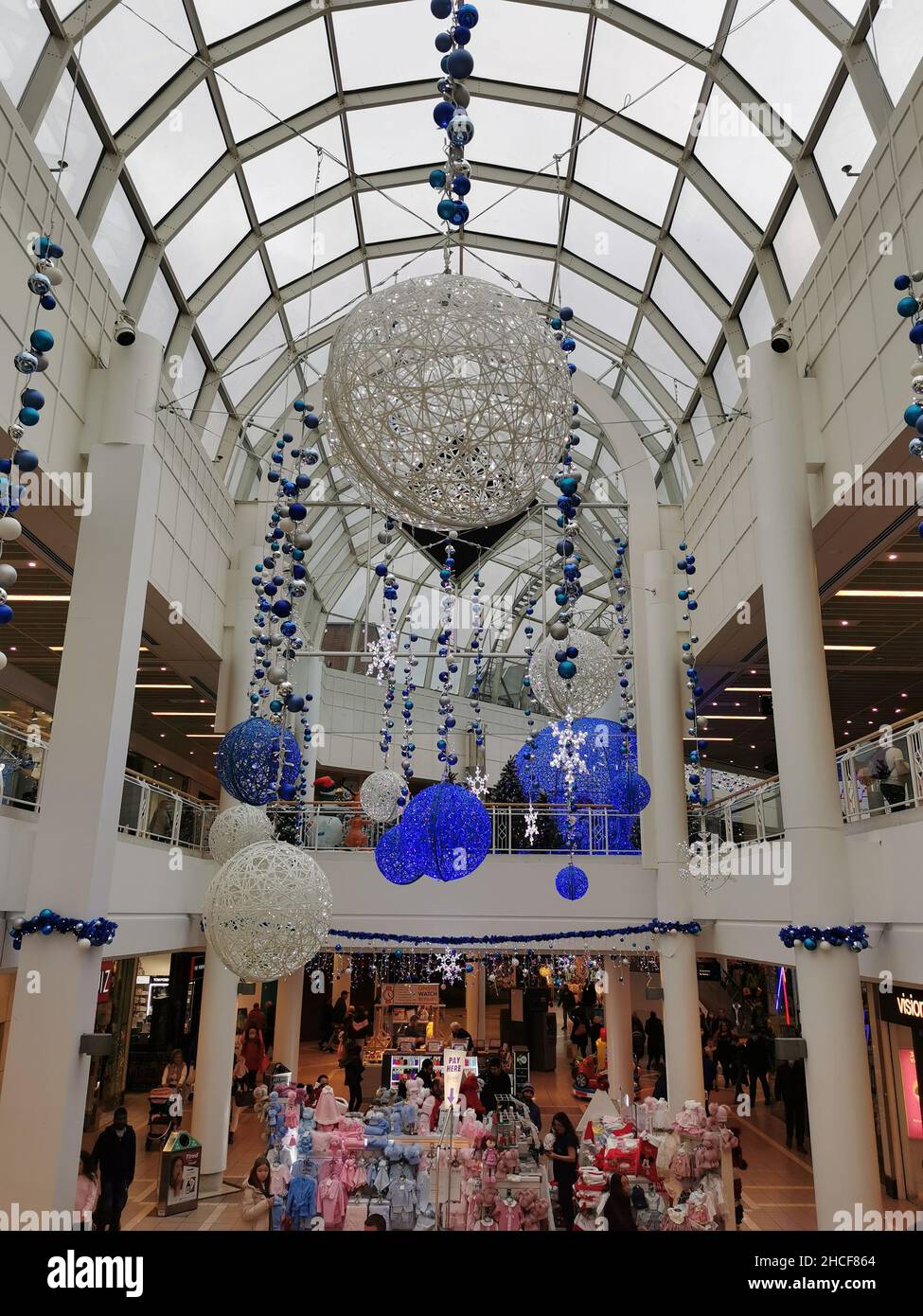 Vertikale Aufnahme von bunten Weihnachtsdekorationen im Castle Court Einkaufszentrum in Belfast, Großbritannien Stockfoto