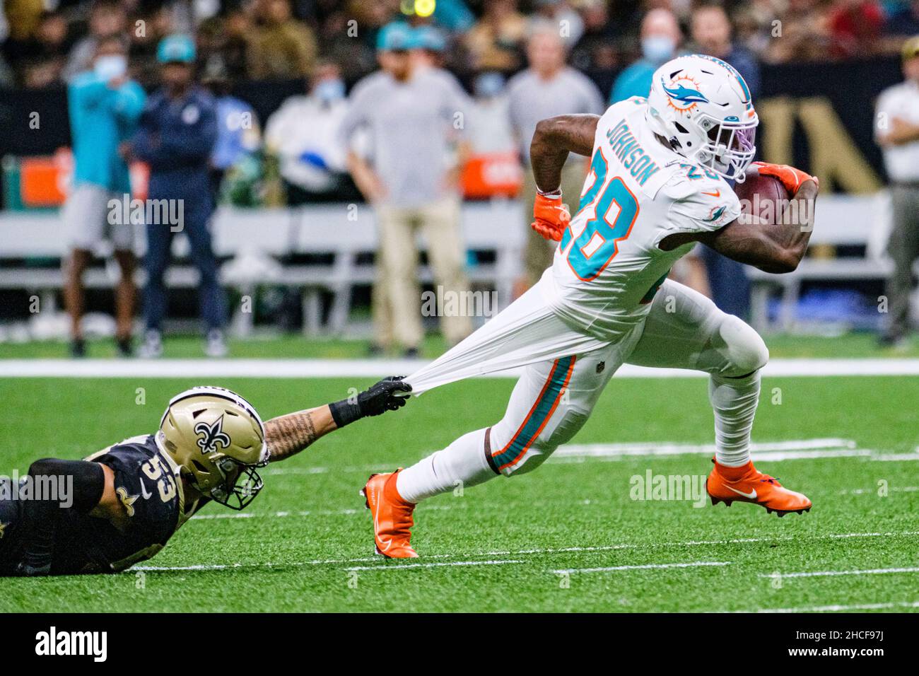 New Orleans, Louisiana, USA. 27th Dez 2021. (Von links nach rechts) ZACK BAUN, der Linienbucher der New Orleans Saints, versucht, Miami Dolphins zu halten, die DUKE JOHNSON zurücklaufen. Die Delfine schlagen die Heiligen 20-3. (Bild: © Dan Anderson/ZUMA Press Wire) Stockfoto