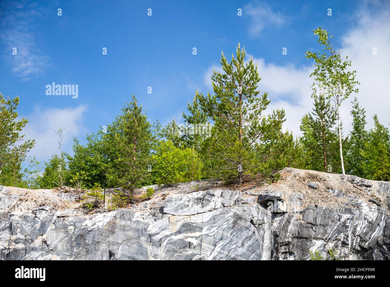 Blick auf den ehemaligen Marmorbruch mit Kiefern, die auf Felsen wachsen. Karelische Landschaft, Ruskeala, Karelien, Russland Stockfoto