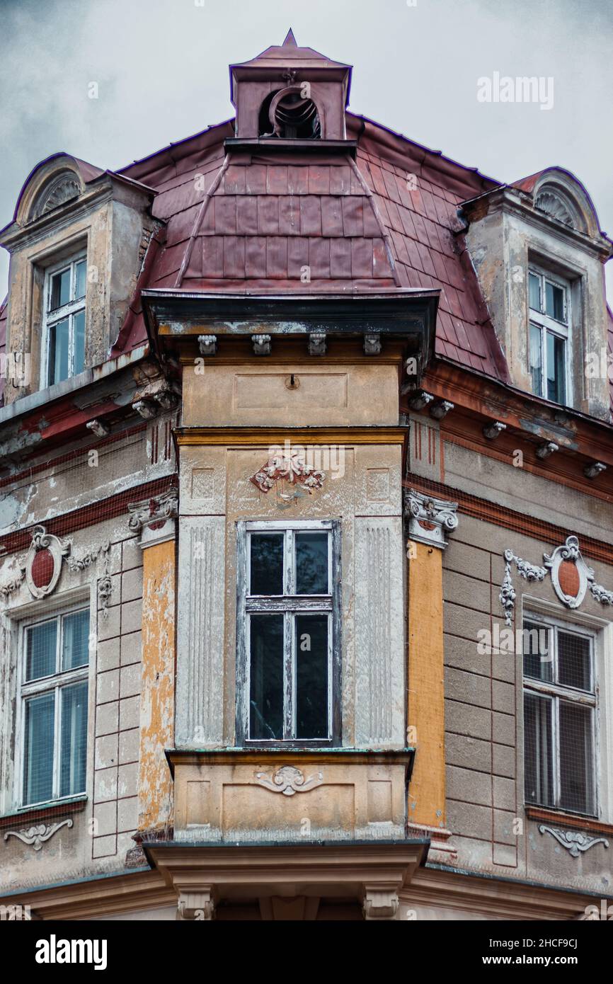 Fassade eines alten Mehrfamilienhauses in der Altstadt. Stockfoto