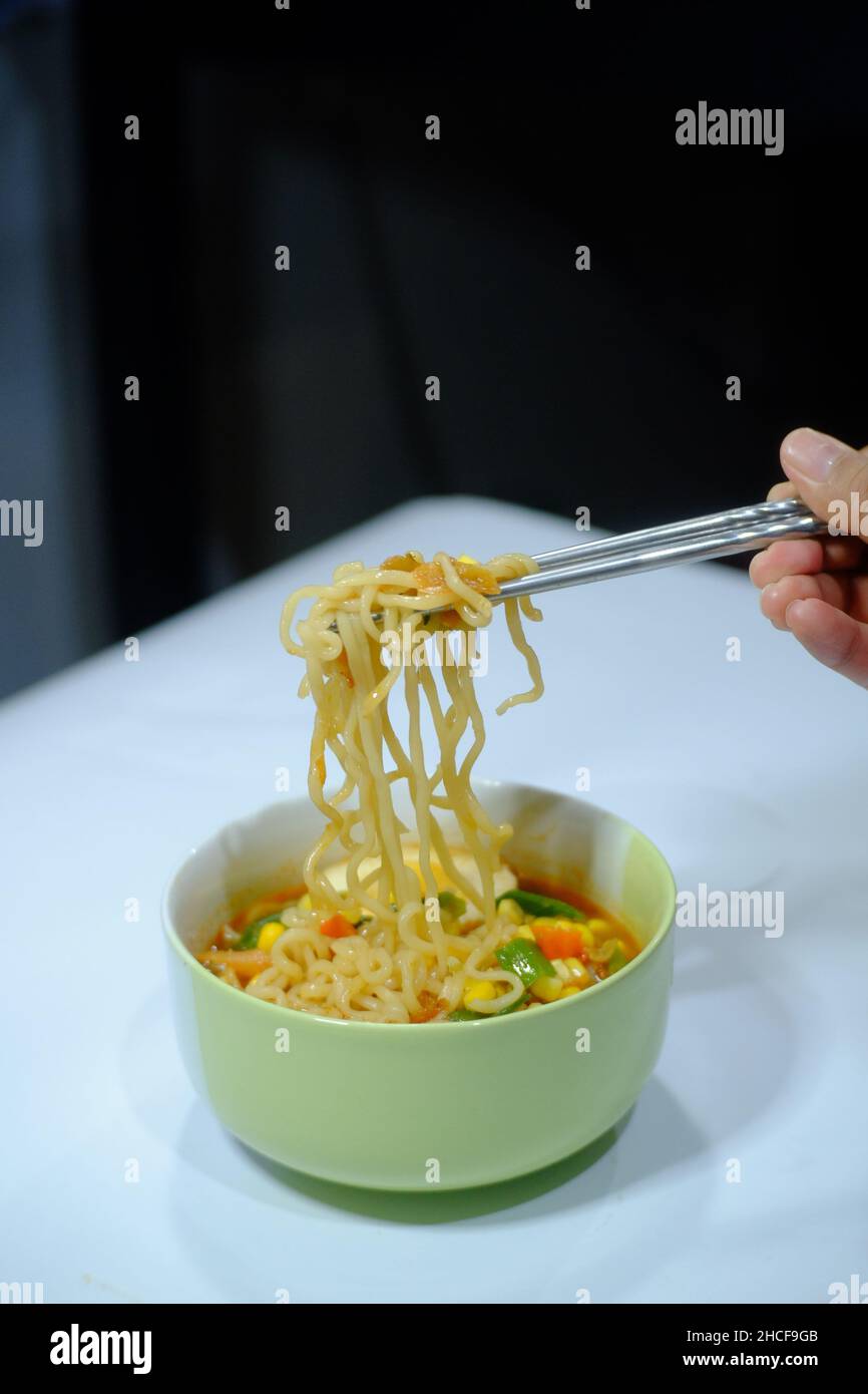 Nahaufnahme von koreanischen Ramen-Nudeln und Essstäbchen Stockfoto