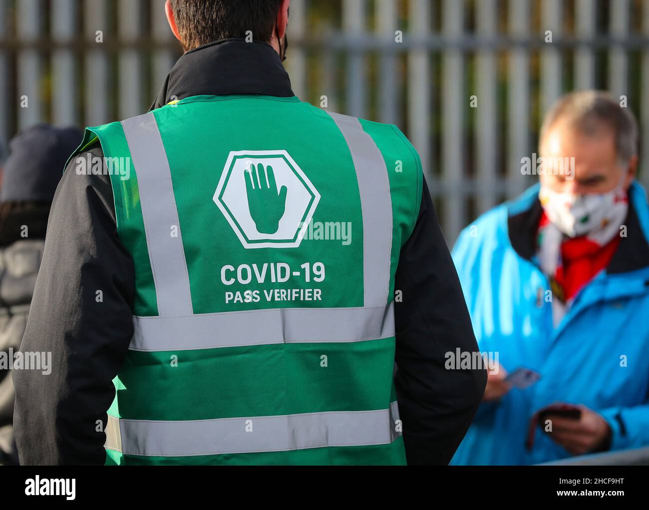 Die Covid Pass-Wächter inspizieren kovidische Pässe von Fußballfans, die an einem Fußballspiel der britischen Premier League in Southampton, Großbritannien, teilnehmen. Stockfoto