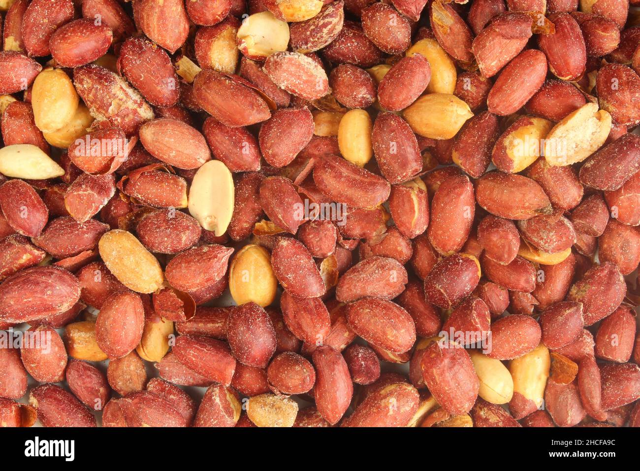 Rohe Erdnüsse Hintergrund. Voller Rahmen von Peelings und salzigen Erdnüssen Stockfoto