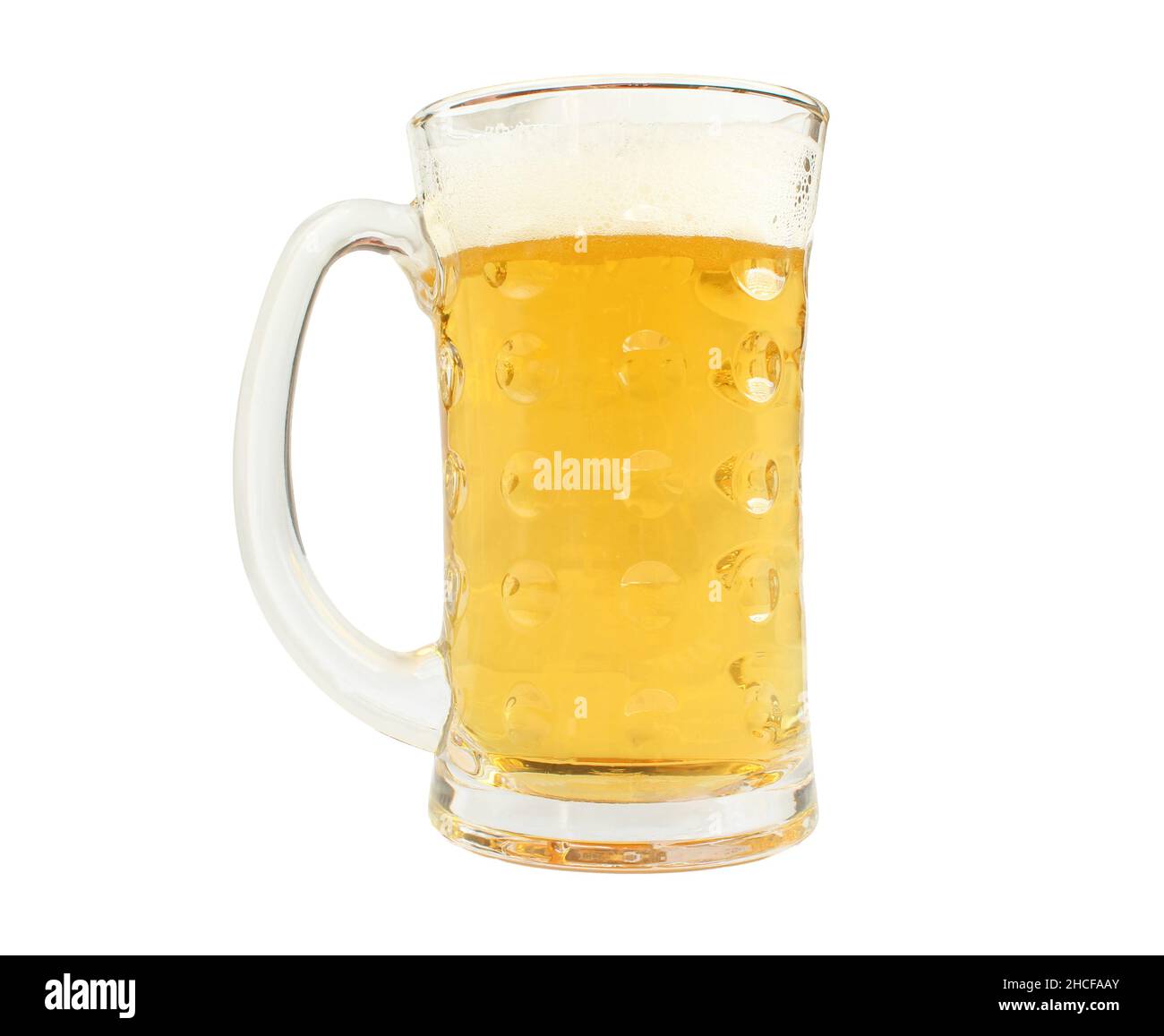 Ein Glas Bier auf weißem Hintergrund isoliert. Alkoholisches Getränk in durchsichtigem Becher Stockfoto