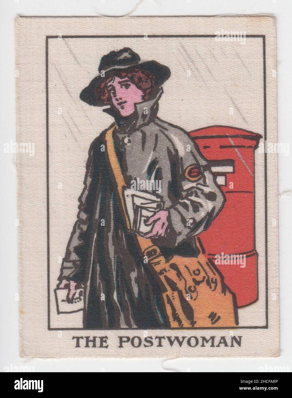 „die Postfrau“: Eine von einer Serie von Seidenkarten, auf denen Arbeiterinnen des Ersten Weltkriegs dargestellt werden, die von der Wochenzeitschrift „The Happy Home“ als „charmante Kriegserinnerungen“ verschenkt werden. Das Bild zeigt einen Postarbeiter, der einen Postsack und Briefe trägt und vor einem roten Briefkasten steht Stockfoto